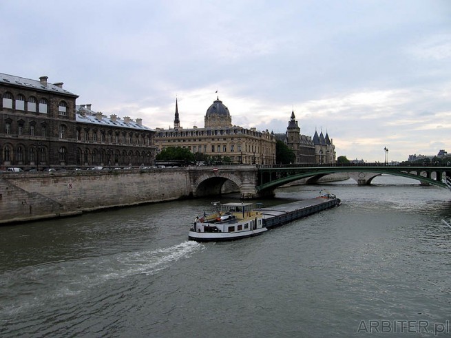 Sekwana przepływająca przez Paryż. Długość rzeki wynosi 776km. Wpływa do ...