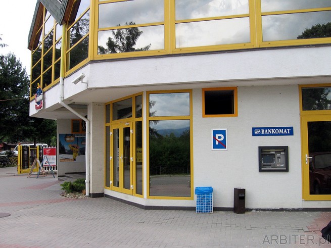 Bankomat w budynku basenów. Płacić można również w PLN