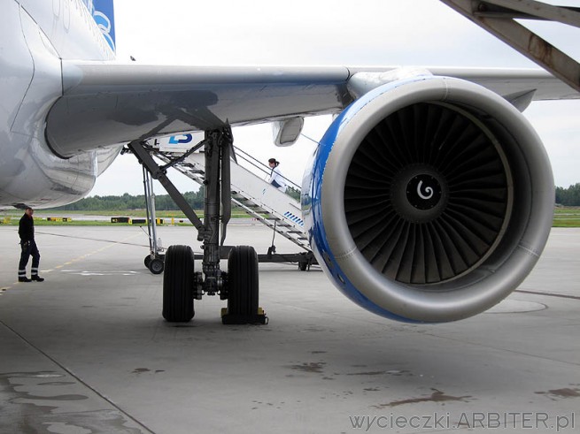 Silnik samolotu o numerze rejestracyjnym SP-IAC - Airbus A320-214. SP-IAC czytamy ...