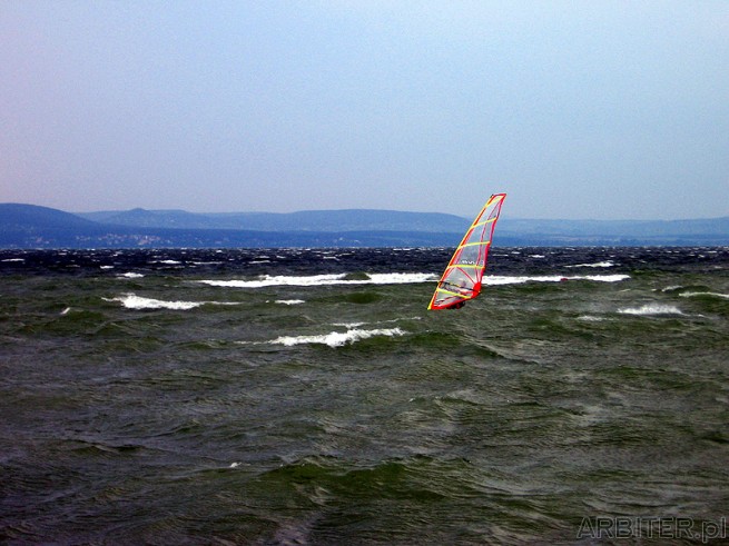 Windsurfing   - sportowcy od desek z żaglami ucieszyli się z silnych wiatrów