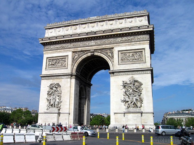 Łuk Triumfalny (L'Arc de Triomphe) o wysokości 50m przy Polach Elizejskich. ...