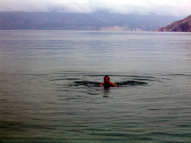 Woda była jeszcze nieco zimna ale starsza pani pokazała że można już pływać ...