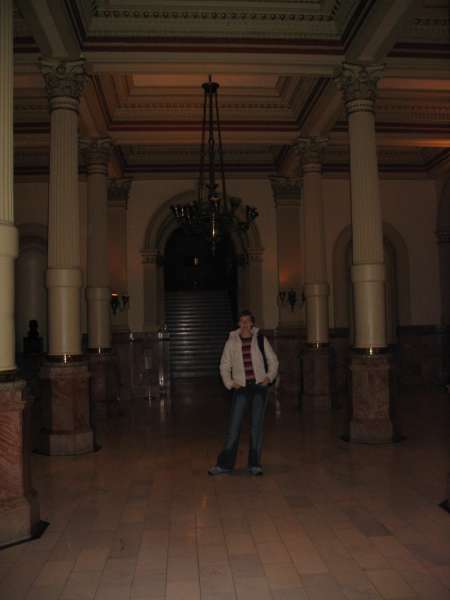 Wnętrze Capitolu. Dolna część kolumn oraz ścian zbudowana jest z różowego ...