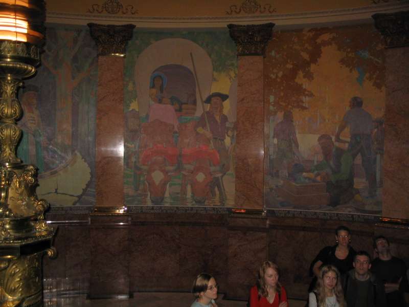 Jedna z sal, dookoła której na ścianach umieszczono malowidła przedstawiające ...