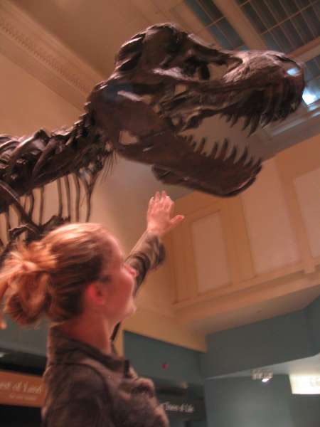 Agnieszka i szkielet dinozaura