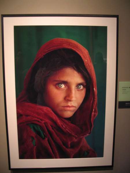 Najsłynniejsze zdjęcie - uciekinierka z Afganistanu. na tym zdjęciu miała 15-16lat. ...