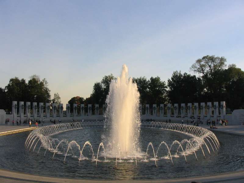 Fontanna stanowi część pomnika upamiętniającego zmarłych podczas wojny
