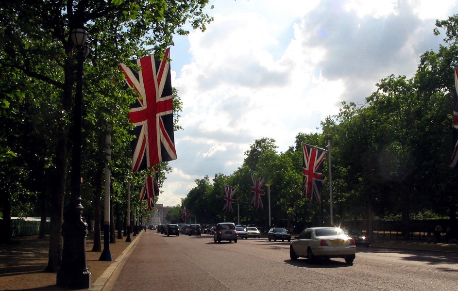 W drodze do <b>Buckingham Palace</b>. Brytyjskie flagi znacza droge. Duża część ...