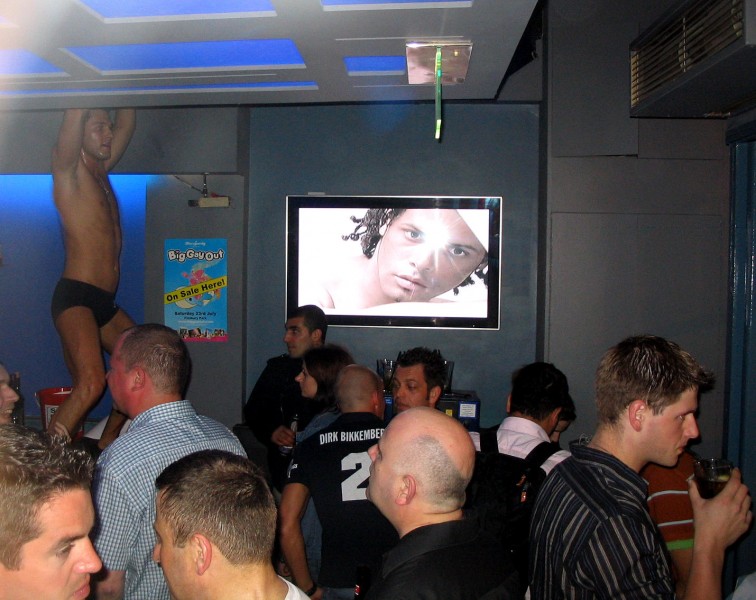 <b>Gay pub London</b> VILLAGE - Wiekszosc gosci to panowie a na projektorach rowniez ...