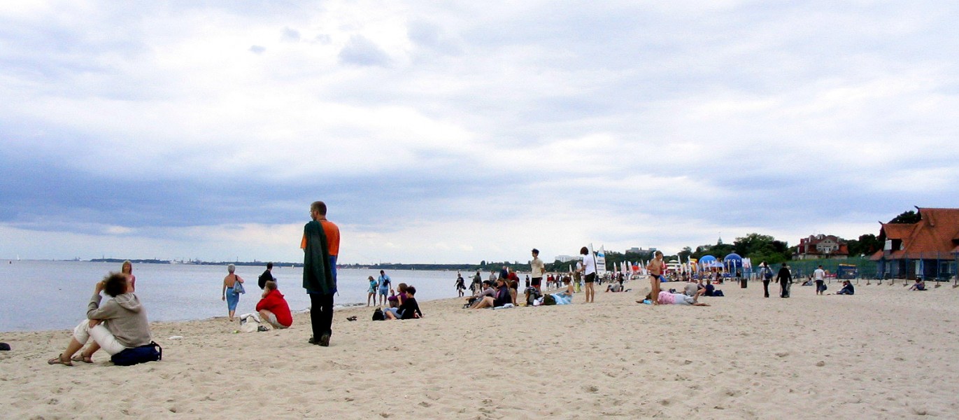 Plaża w Sopocie. Bez upałów a ludzi troche zalegało