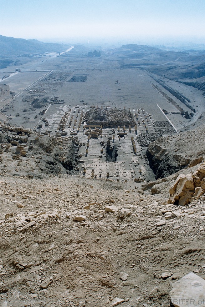Widok z sajtu (miejsca wykopalisk) na świątynie Mentuhotepa Nebhepetre