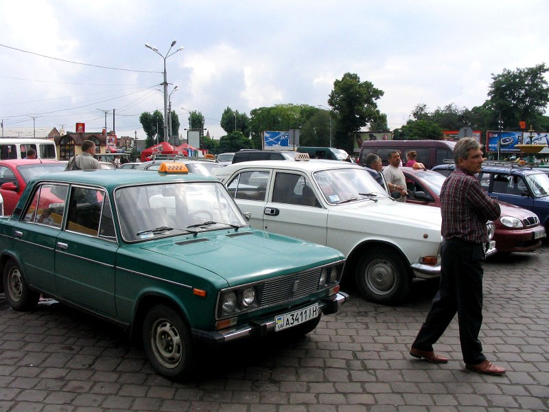 Oto taksówkarze pod dworcem we Lwowie. Ostro nagabują na usługi. Trudno się ...