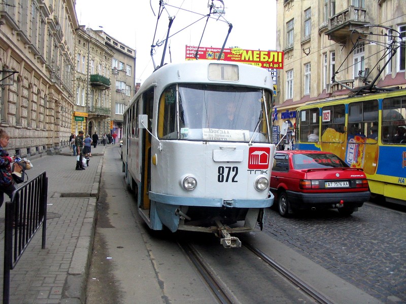 Dziwne tramwaje - tory są wąskie a ulice bardzo nierówne. Tramwaje jeżdżą powoli