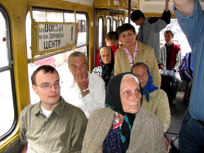 Społeczeństwo Lwowa. <b>W tramwajach jeżdżą ludzie głównie starsi</b>. Ogólnie ...