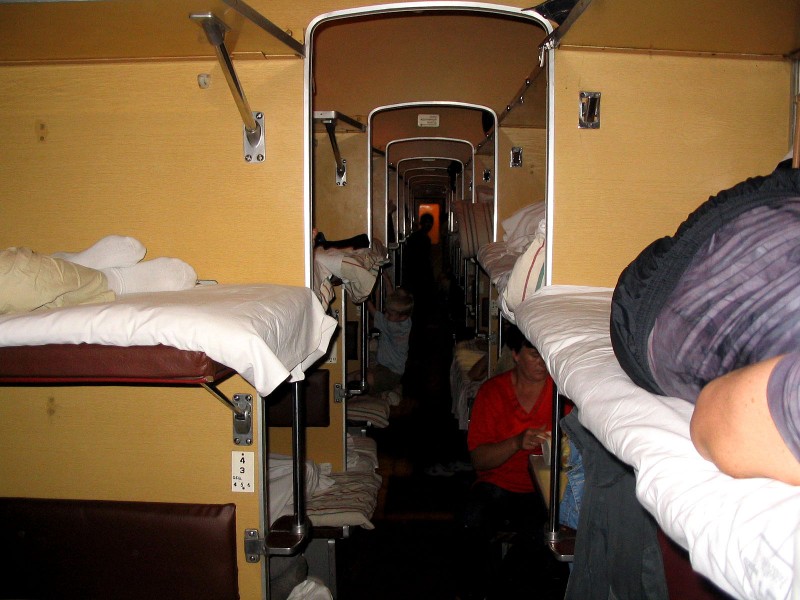 <b>Platzkarta</b> - przedział platzkartnyj. Tak wygląda najtańszy wagon do spania. ...
