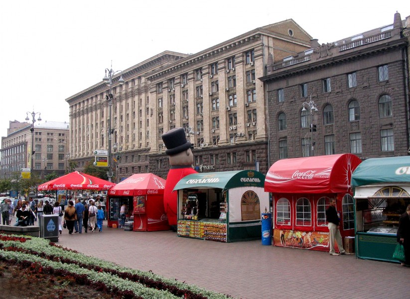 Wyszliśmy z metra i tutaj widok na główną ulicę miasta <b>Kijów</b>. W budkach ...