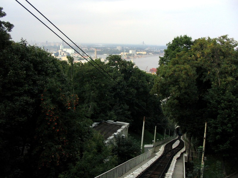 Widok z góry na Dniepr. W oddali most nieco podobny do Świętokrzyskiego