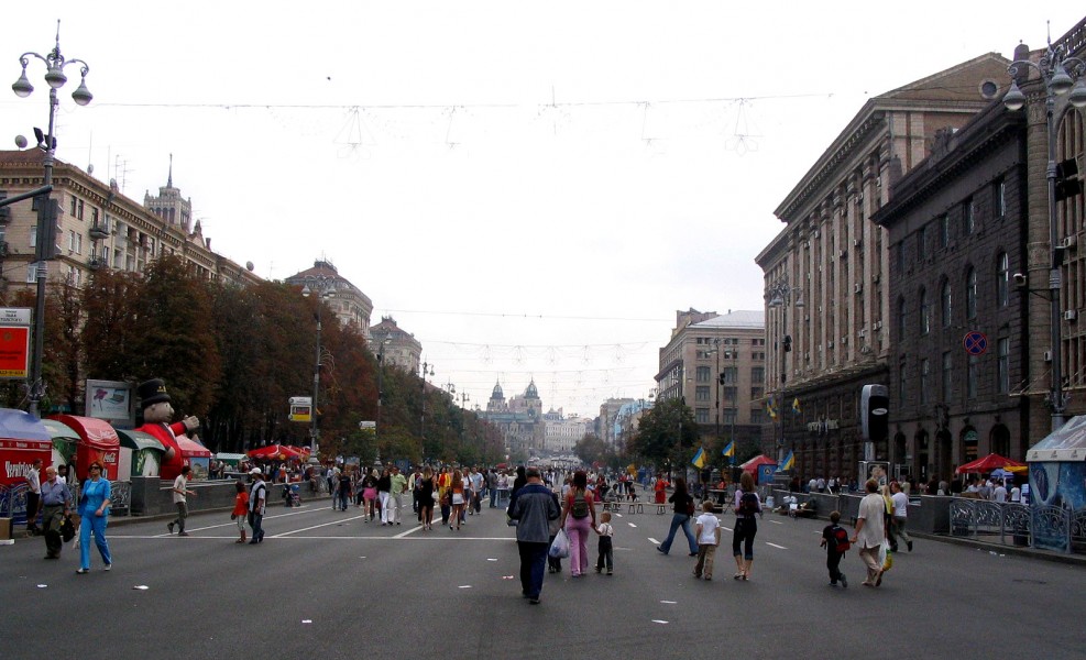 Główna ulica Kijowa - <b>Chreszcziatyk</b>, tego dnia zamieniona w deptak. W 1991 ...