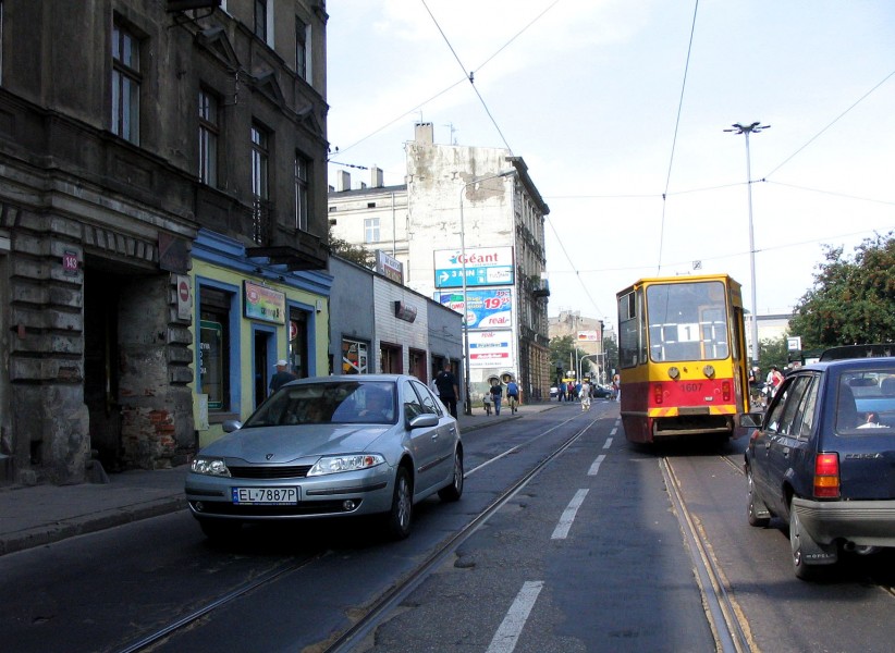 Początkowo Łódź wydała nam się miastem troche smutnym i biednym. Stare ulice ...