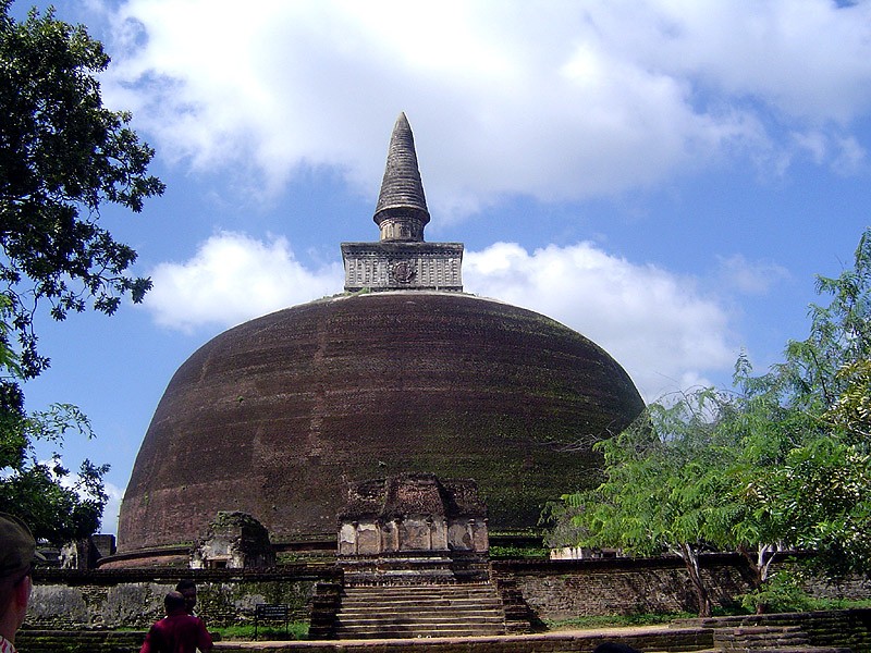 <b>Stupa</b> - takie lankijskie piramidy, budowane aby w środku złożyć skarby